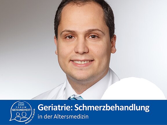 Plakat des Klinikums Bayreuth: Porträt eines Arztes über einem blauen Banner mit der Ankündigung Geriatrie: Schmerzbehandlung in der Altersmedizin. Es bewirbt Informationen oder Angebote zur Schmerztherapie für ältere Menschen.
