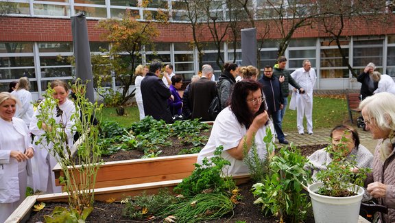 therapiegarten_geriatrie_einweihung_november_08.jpg 