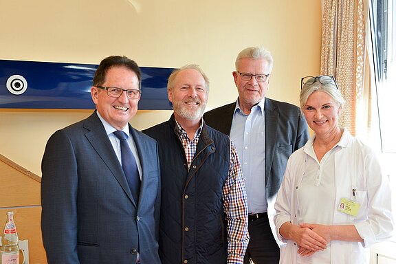 Auf dem Bild zu sehen sind Dietmar Pawlik, Geschäftsführer der Klinikum Bayreuth GmbH, Robert Timken, Präsident der Timken Foundation, Oberbürgermeister Thomas Ebersberger udn Dr. Sabine Gernhardt, Direktorin der Klinik für Palliativmedizin