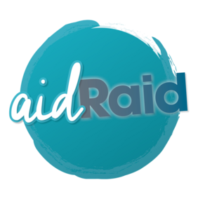 Ein Logo in ovalem Format mit einem hellblauen Hintergrund. Darauf steht der Schriftzug „aidRaid“ in verschiedenen Schriftarten und -größen. Der Teil „aid“ ist in weißer, geschwungener Schrift, während „Raid“ in grauer, gerader Schrift gehalten ist.