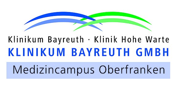 Logo des Klinikums Bayreuth GmbH: blauer und grüner Schwung oben, darunter Text „Klinikum Bayreuth · Klinik Hohe Warte“, groß „KLINIKUM BAYREUTH GMBH“, Balken mit „Medizincampus Oberfranken“.