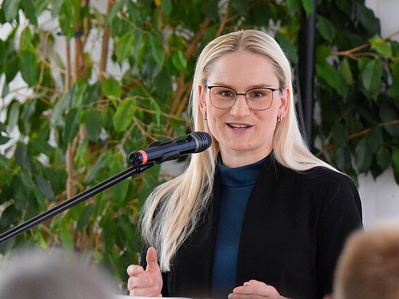 Pflegedirektorin Franziska Maidorn bei der Examensfeier des Kurses 2022/25 der Krankenpflegeschule der Klinikum Bayreuth GmbH