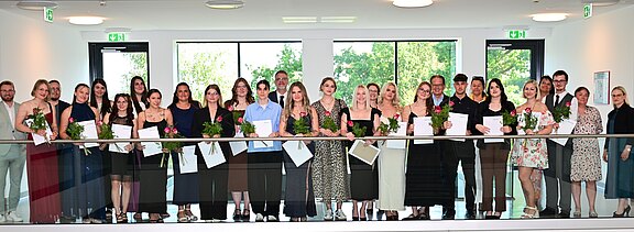 Gruppenfoto zur Examensfeier des Kurses 2022 2025 der Berufsfachschule für Pflege der Klinikum Bayreuth GmbH