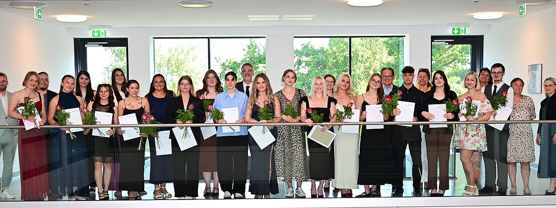 Gruppenfoto zur Examensfeier des Kurses 2022 2025 der Berufsfachschule für Pflege der Klinikum Bayreuth GmbH