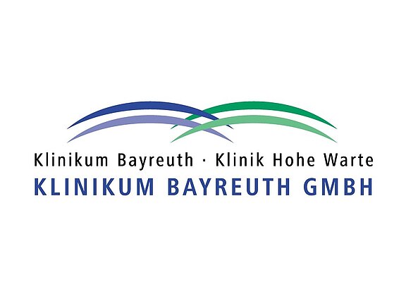 Logo des Klinikums Bayreuth GmbH: Der Schriftzug „Klinikum Bayreuth · Klinik Hohe Warte“ und darunter „KLINIKUM BAYREUTH GMBH“. Darüber drei geschwungene Bögen in Blau und zwei in Grün.