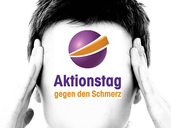 Schwarzweiße Darstellung eines Kopfes im Umriss mit den beiden Händen an den Schläfen, um Schmerzen zu symbolisieren. Statt dem Gesicht ist das Logo des Aktionstags gegen den Schmerz zu sehen.