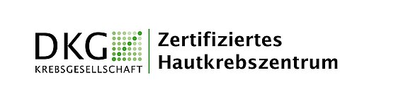Logo der Deutschen Krebsgesellschaft (DKG) mit dem Text "Zertifiziertes Hautkrebszentrum". Es wird auf die Spezialisierung und Qualität der Einrichtung im Bereich Hautkrebsbehandlung hingewiesen.