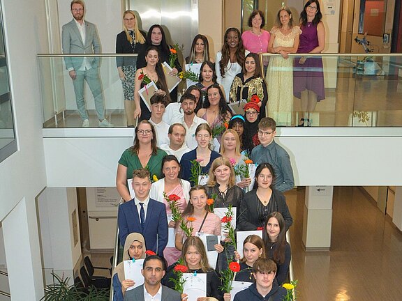 Gruppenbild der Abschlussklasse 2025 der Schule für Krankenpflegehilfe