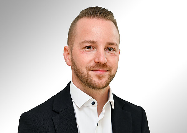 Portraitbild von Bastian Fütterer, Pflegedienstleitung