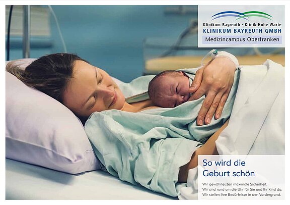 Eine Mutter liegt nach der Geburt im Krankenhausbett und hält ihr neugeborenes Baby eng an der Brust. Beide ruhen im Hautkontakt. Die Szene vermittelt Ruhe, Sicherheit und Geborgenheit.