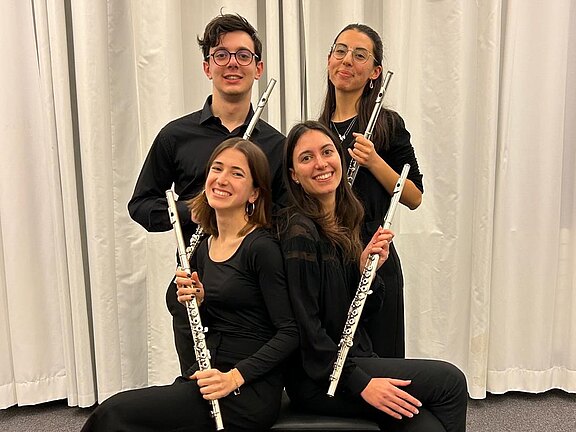 Das Bild zeigt die Mitglieder des Ensembles Fliederflöten: Einen Musiker und drei Musikerinnen mit Querflöten.