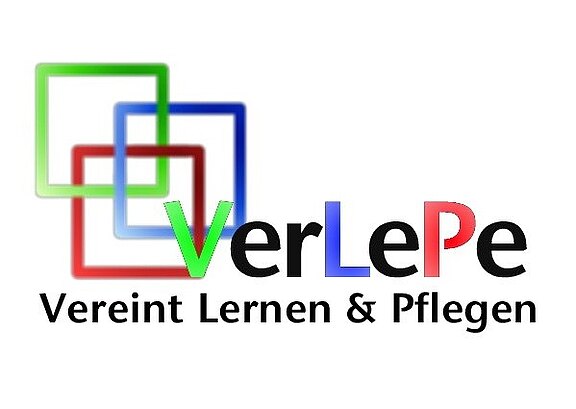 Logo „VerLePe“ mit Slogan „Vereint Lernen & Pflegen“. Links überlappende Quadrate in Rot, Grün und Blau. Im Schriftzug sind V grün, L blau und P rot hervorgehoben.