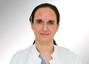 Portraitbild von Valentina Miklus. Sie ist Fachärztin Fachärztin für Innere Medizin und Pneumologie in der Klinik für Pneumologie, Thoraxonkologie, Schlaf- und Beatmungsmedizin