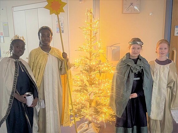 Die Sternensinger der Pfarrei Heilig Kreuz besuchen das Klinikum