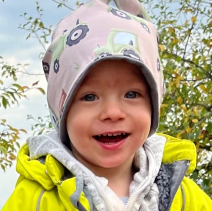 Portaitbild von Emil. Er und Mama Caro erzählen seine Frühgeborenengeschichte