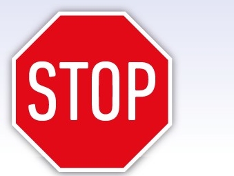 Ein rotes Stoppschild mit acht Ecken und dem Wort "STOP" in weißen Großbuchstaben in der Mitte. Es signalisiert, dass man anhalten soll.